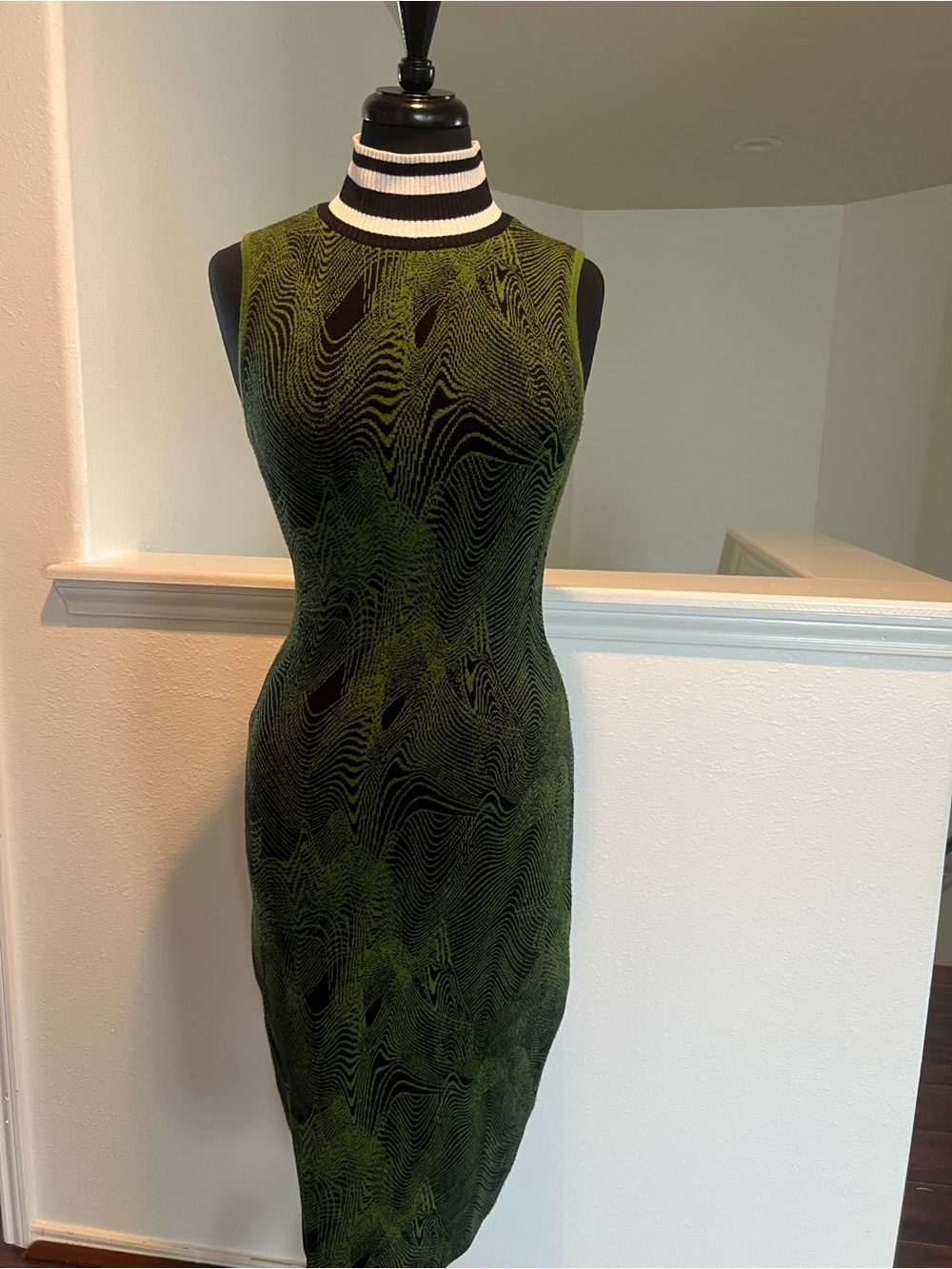 GUESS Sleeveless Green Jacquard Knit Dress with Contrast Collar